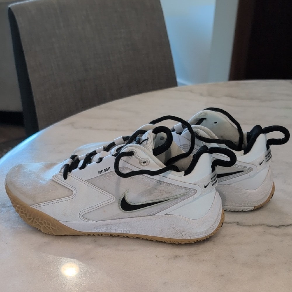 Girls Kid 4.5 Nike White and Black Volleyball Sneakers